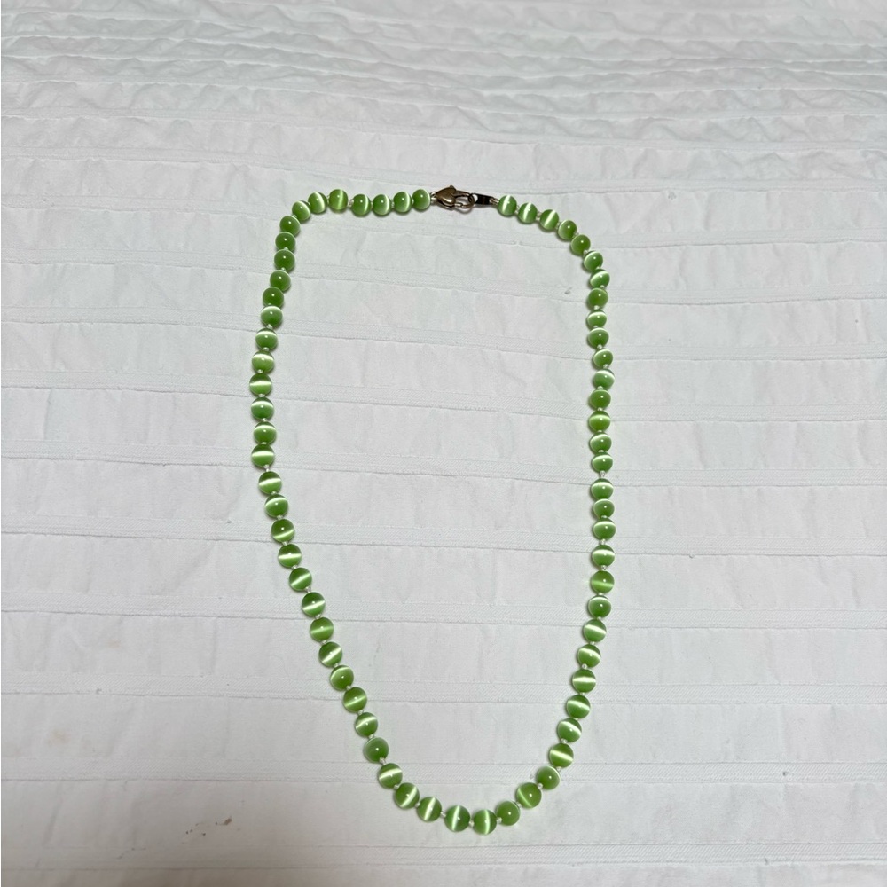 Green Beaded Women’s Necklace - Elegant Cat’s Eye Style